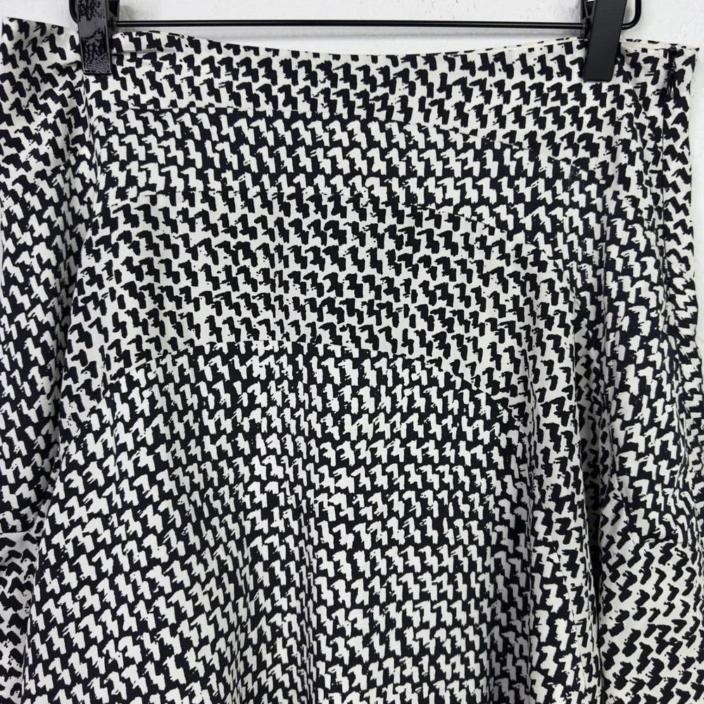 Diane von Furstenberg Skirt Womens M Black White Silk‎ Abstract Flounce Luxury